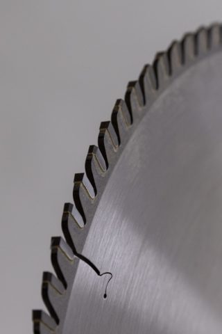 Lame de scie circulaire HM 300 x 3.20 x 30 mm – 96 TFZ pour aluminium cuivre plastique